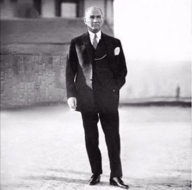 Açtığın yolda, gösterdiğin hedefe durmadan yürüyeceğimize and içeriz.