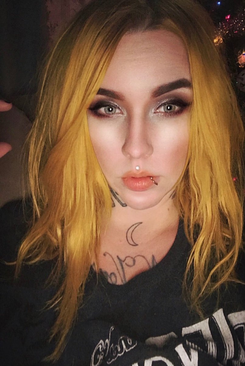 WhySoSadxBunnyx's tweet photo. #yellowhair #cosmicsunshine #arcticfoxhaircolor #medusapiercing #philtrumpiercing #dollswithdye #makeup #tattooed #piercings #lipring #nosering #gothgirl #alternativegirl #metalgirl #girlswithtattoos #girlswithpiercings #snapchat #gaugedears #girlswithgauges https://t.co/nBNb1ytke4