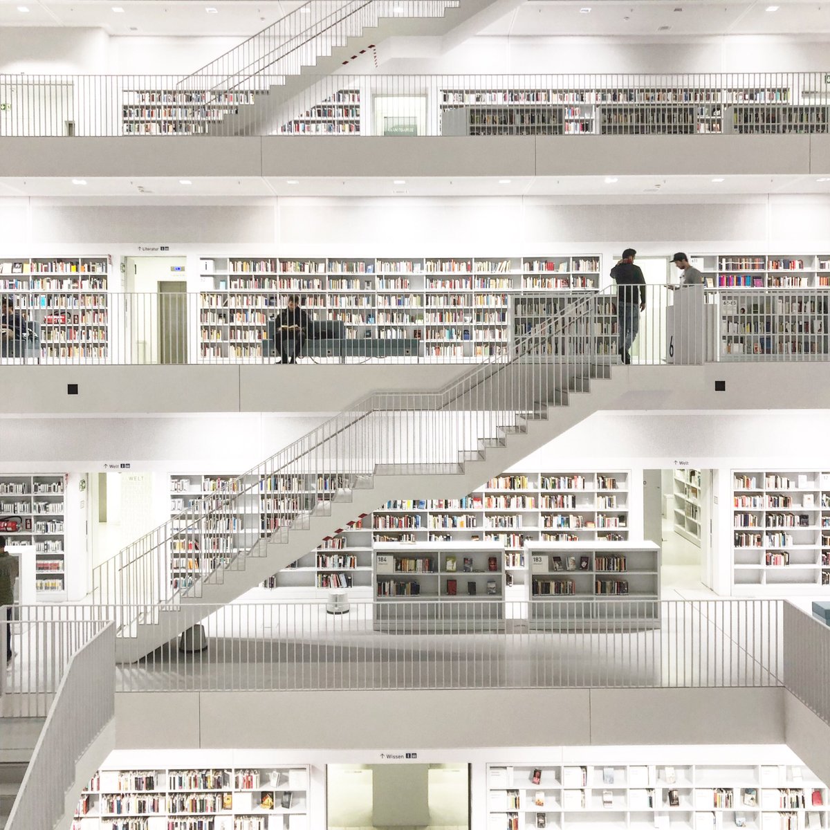 ট ইট র 小澤巧太郎 シュトゥットガルト市立図書館 模型みたいな図書館だな でもまとまってて綺麗 1番下には泉があったけど インドの階段井戸でもイメージしたんかな