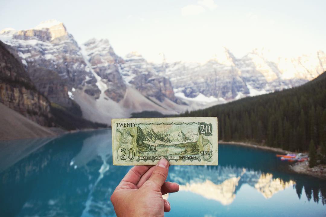 Do you know why Moraine Lake is often referred to as “the lake with a twenty-dollar view”? This scenic glacier-fed lake located near Lake Louise earned this moniker after appearing on the back of the Canadian twenty-dollar bill between 1969 to 1979.
📷: Kevin Stiles