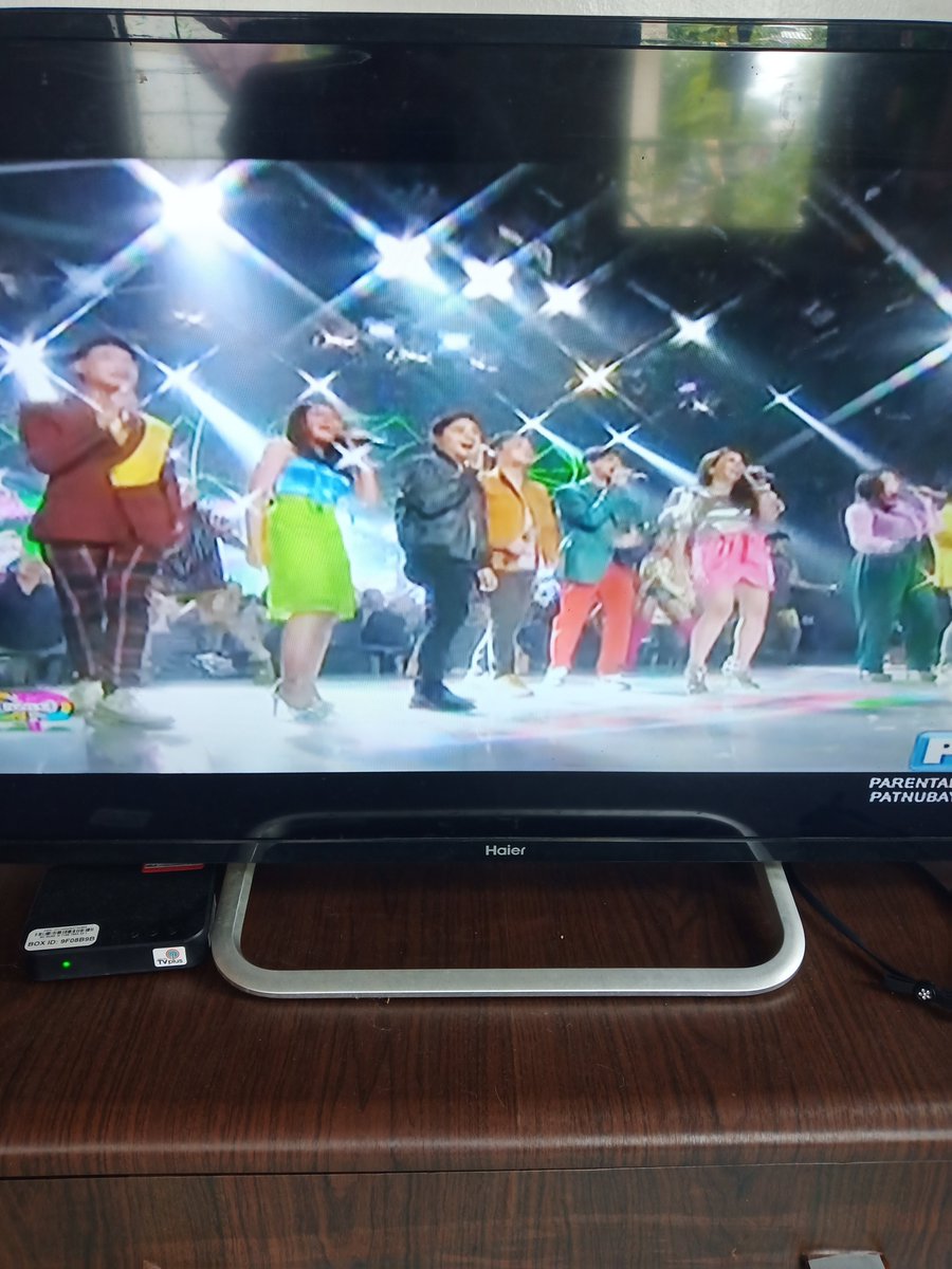 fyter_ash's tweet photo. ATM Watching #ASAPNatinTo 
Waiting s prod ni @maymayentrata07 at @Barber_Edward_ https://t.co/YY1j7LnX7w