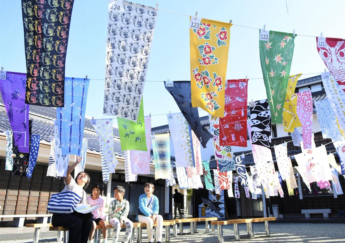 About 150 traditional Japanese towels from 12 prefectures are displayed during a cultural fair in the western Japan port city of Sakaiminato on Nov 2, 2019, to help rebuild Japan's cotton industry. (VCG)