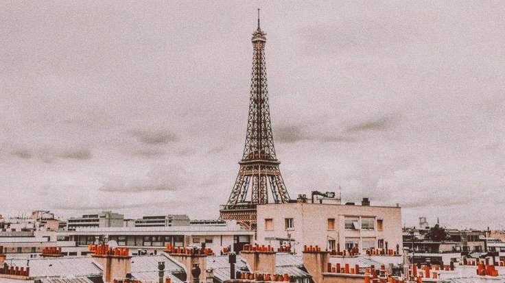 auhouis's tweet photo. Em Paris, Harry pede a um desconhecido que tire uma foto beijando-o em frente à torre Eiffel, para fingir que era uma viagem romântica. Depois, Harry encontra-o em seu hotel e eles passam a noite juntos. Seria ótimo se Harry não tivesse que voltar para Londres na manhã seguinte. https://t.co/kruPsRfQp0