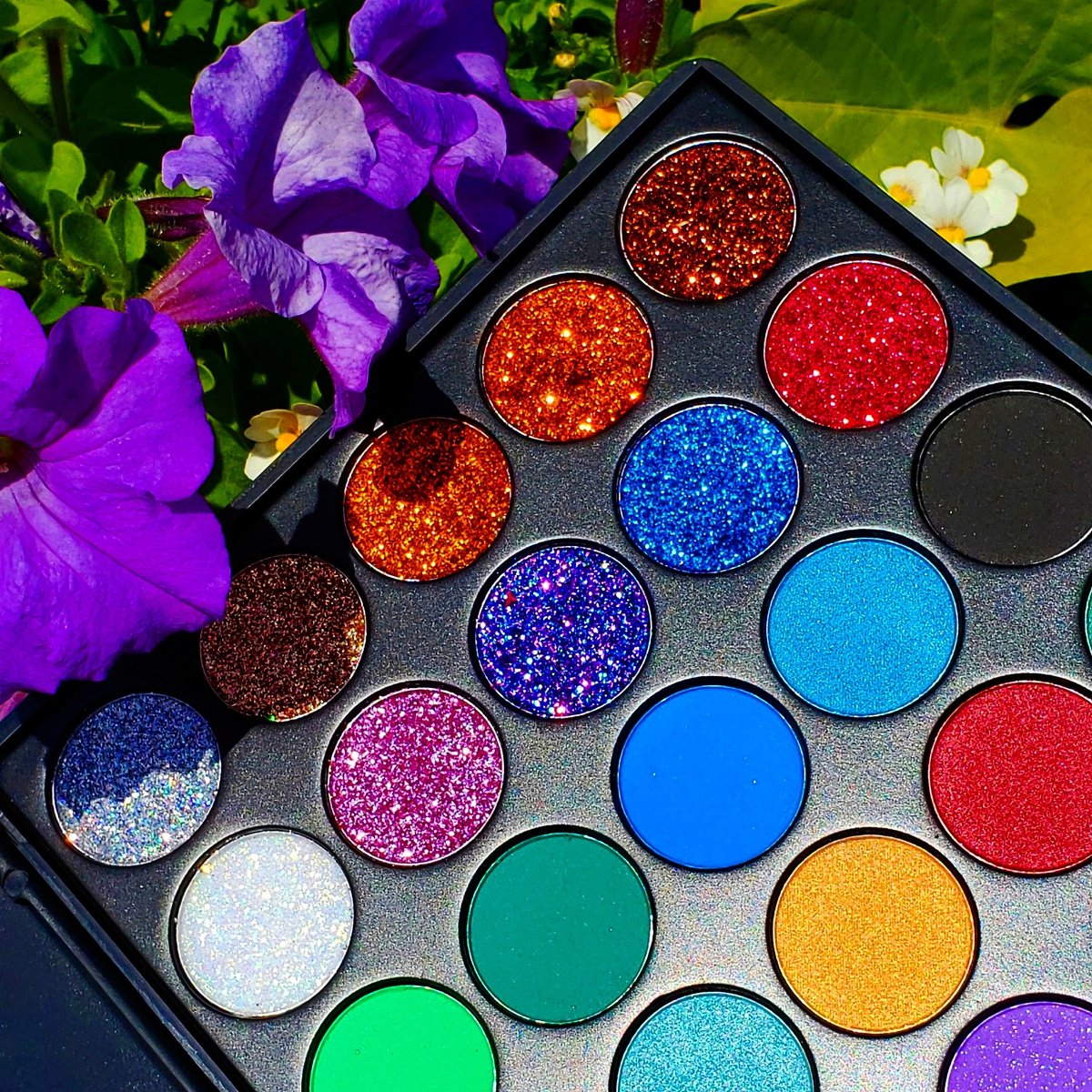 Grab your Life's A Holiday palette for just ($21) with our 40% off sale! Discount will apply during checkout 🔥 stylcosmetics.com