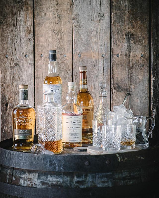 LovEventsUK's tweet photo. The Whiskey bar set up for guests who like a proper drink 🥃
.
.
.
#perthshire #perthshirewedding #scottishwedding #weddingcatering #eventscatering #privateventscatering #rusticweddingcatering #lovevents https://t.co/hfCH9q0xeE https://t.co/8v9BUwEAcU