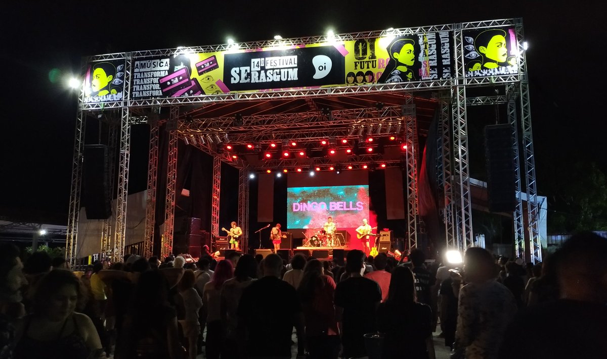 TVLiberal's tweet photo. Público no clima de "Todo Mundo Vai Mudar", música que dá nome ao segundo álbum da banda #DingoBells #SonsdoParáeG1noSeRasgum https://t.co/q7DZ7LGQqi