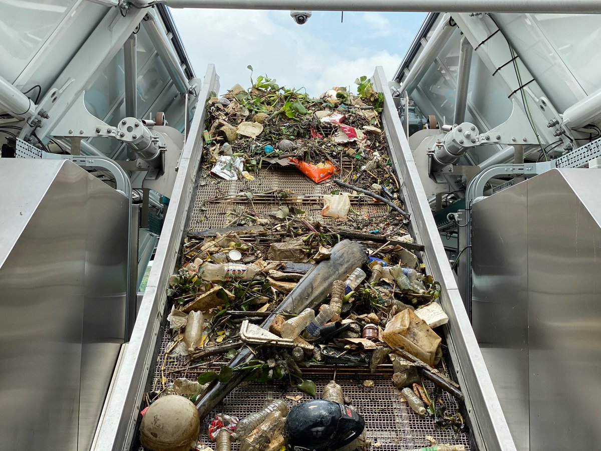 BoyanSlat's tweet image. At Interceptor 002 in Malaysia. Insane to see all the stuff that’s being taken out. Handbags, helmets + countless bottles and garbage bags... all of which now won’t be entering the ocean.