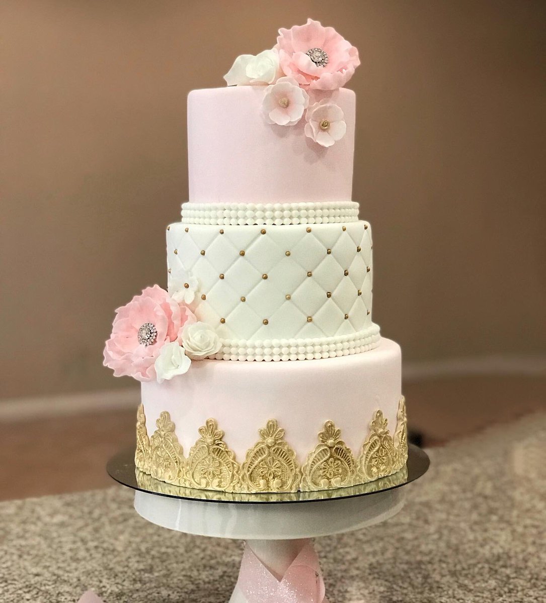 couturecakery's tweet photo. A special surprise birthday cake and cupcakes 💕 https://t.co/DnnYQCM6bm