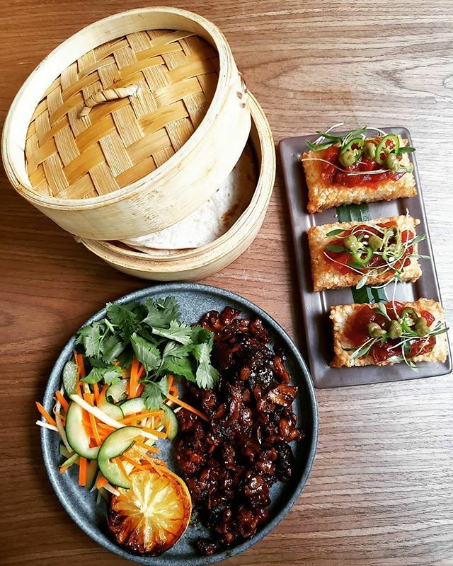 📷 @sigosiendobeto
• • • 
Spicy ahi rice cakes (arroz, guacamole wasabi, ahi sandía)
Tacos Peking (hongo shiitake, cremini, temphe,  BBQ hoisin) con tortillitas de harina .
.
.
.
.
#vegan #PlantBased #vegano #AsianVeganFood #foodieheaven #vegan #cdmx … ift.tt/32bJ5ib