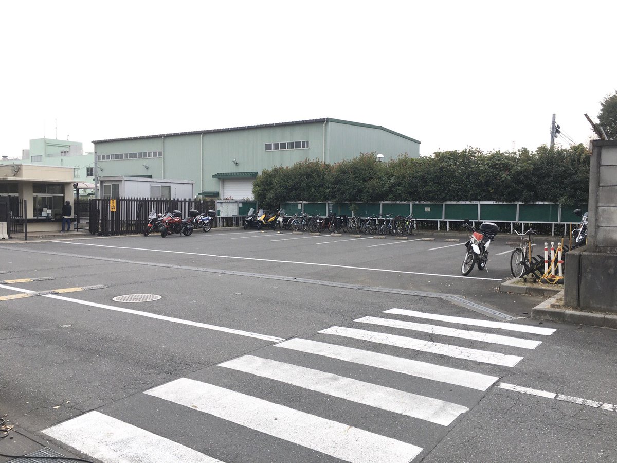 Sekiradiolife 入間基地のエプロン地区への移動には開かずの踏切があるけど Sekiradiolife 入間基地のエプロン地区への移動には開かずの踏切があるけど