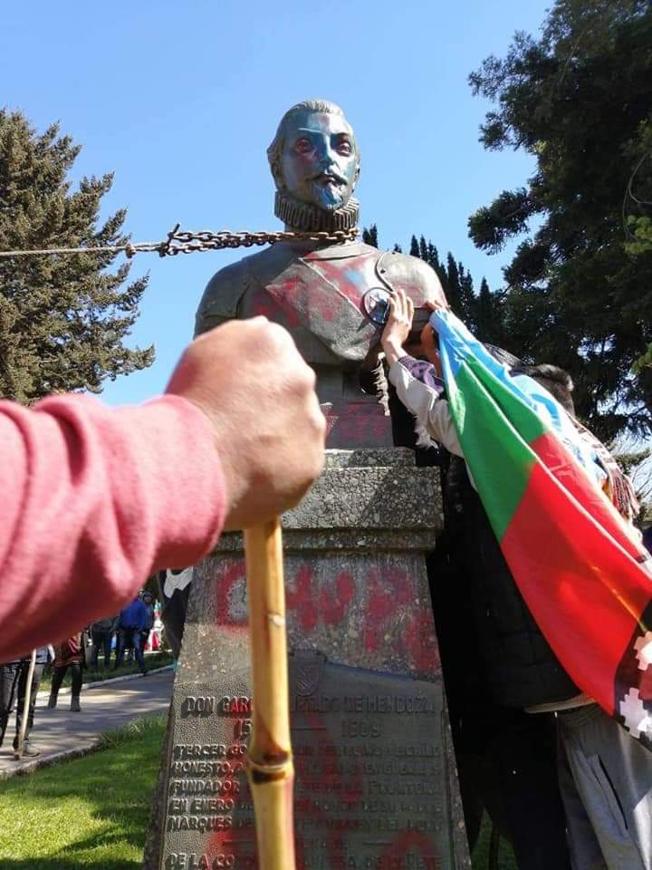 HistoriaMapuche's tweet photo. Hoy, en Cañete, cayeron García Hurtado de Mendoza y Pedro de Valdivia.

Ambos autores intelectuales y materiales de innumerables atrocidades en contra de nuestro pueblo.

Como el estado puede honrarlos sabiendo que es afrentoso y doloroso para nosotros? https://t.co/HiZtrZB4cc
