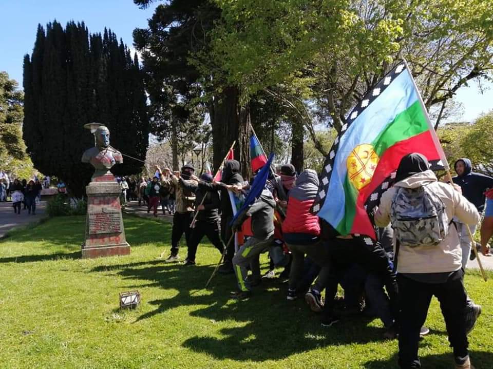HistoriaMapuche's tweet photo. Hoy, en Cañete, cayeron García Hurtado de Mendoza y Pedro de Valdivia.

Ambos autores intelectuales y materiales de innumerables atrocidades en contra de nuestro pueblo.

Como el estado puede honrarlos sabiendo que es afrentoso y doloroso para nosotros? https://t.co/HiZtrZB4cc