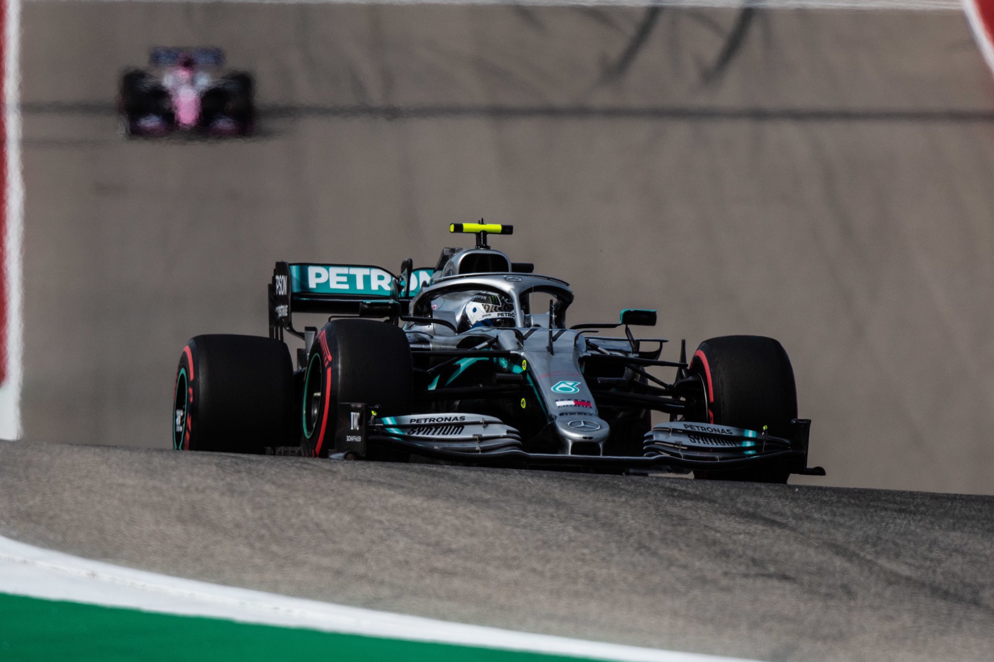 Bottas 12 ezreddel legyőzve Vettelt július óta először vezette pole-ra a Mercedest