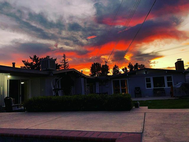 CharlesEbaker's tweet photo. The view tonight is alright. #notcomplainingatall #sunset https://t.co/Dh3nAkANsD https://t.co/ev1L8EugT3