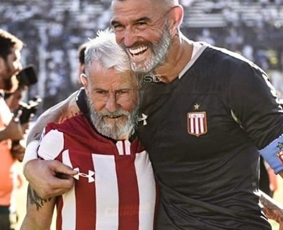hernan_march's tweet photo. Año 2057. Con lógicos dolores por la artrosis, Andujar y Gastón Fernandez festejan tras ganar un nuevo regional.
"Queremos perder para que nos dejen retirarnos" dijo el arquero https://t.co/iqL1XOYSbf