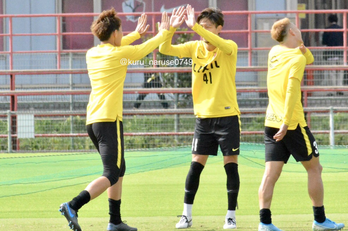 Naruse Pa Twitter リフティングゲームで勝利してハイタッチ グラウンドから引き上げるまでのしばらくの間 アニキはいじられてました ꇐ ꇐ 鹿島アントラーズ Antlers 白崎凌兵 シラふぉと 小泉慶 三竿健斗