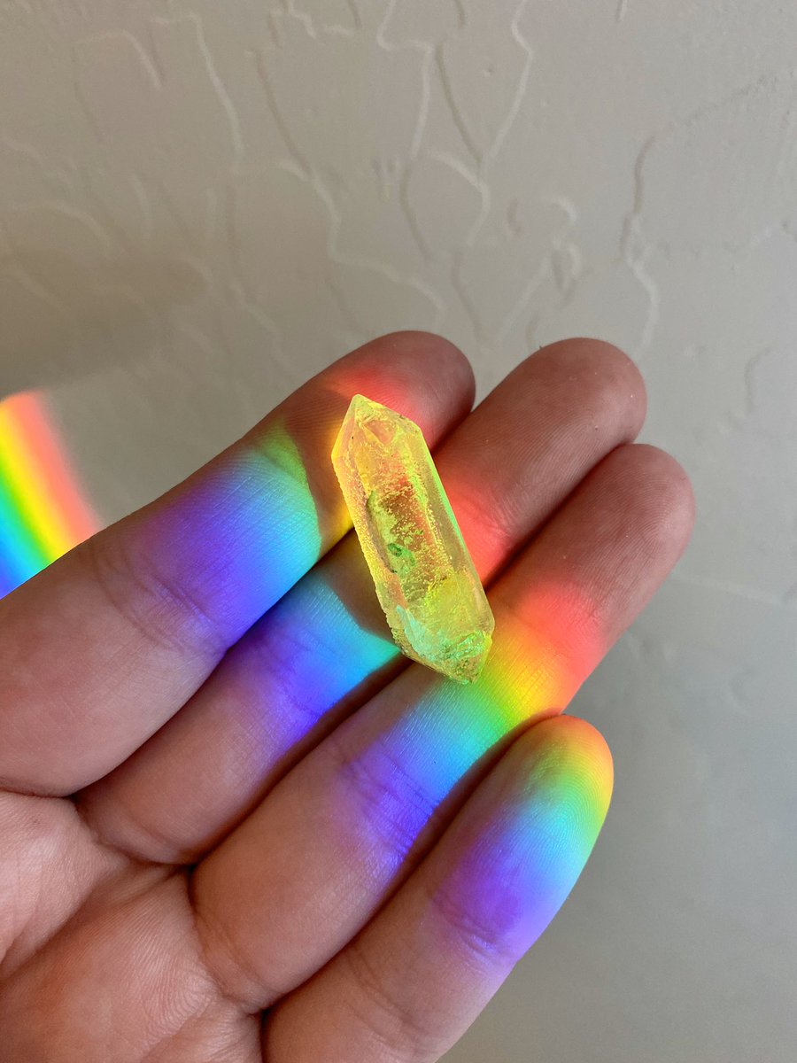 mantra_minerals's tweet photo. crystal beams 🌈💎✨ https://t.co/NQTUCZcjWc
