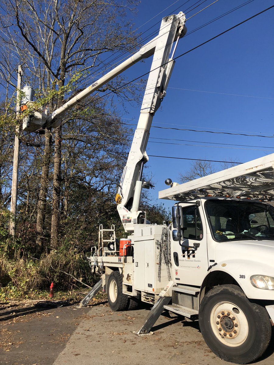 CDELightband's tweet photo. Crews worked endlessly today to restore power to the city! With only one or two outages showing on our map, we do still have homes with risers that still need to be repaired.  We have crews dedicated to those homes and once repairs are made by the homeowners, we can restore power https://t.co/79nKHDnVm5