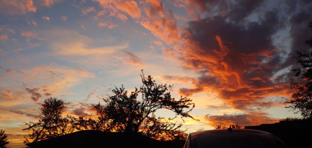 #SaturdaySunset
#nofilterneeded
Hope your #weekend is going well! 🏜
@KOLDNews #tucsonbeauty