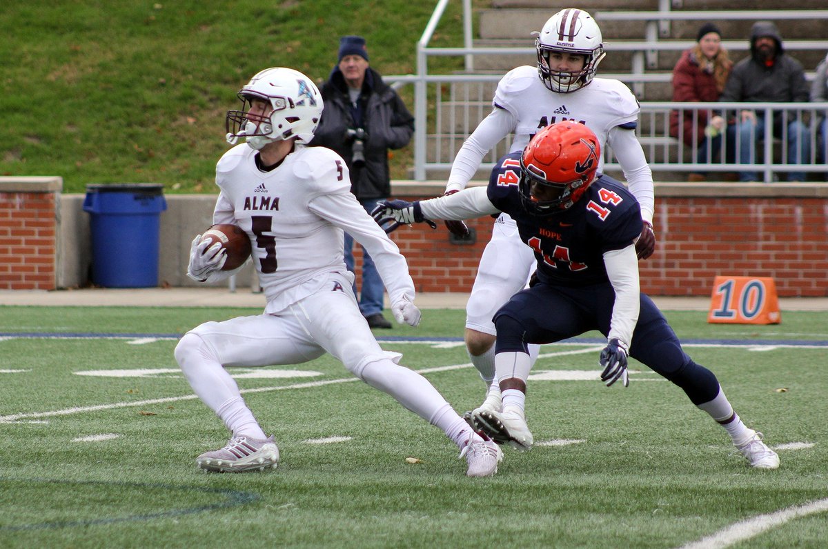 RoadTripSports's tweet photo. #Alma put a heck of a fight today but the #Scots couldn't quite close the deal against #Hope. Still, our #CollegeFootballAmerica staff was there to capture these shots for our gallery. #MIAAFB #AlmaScots @MIAA1888 

📸⏭️ Photos: https://t.co/N6Q28OP8xN https://t.co/2XuLRrggOW