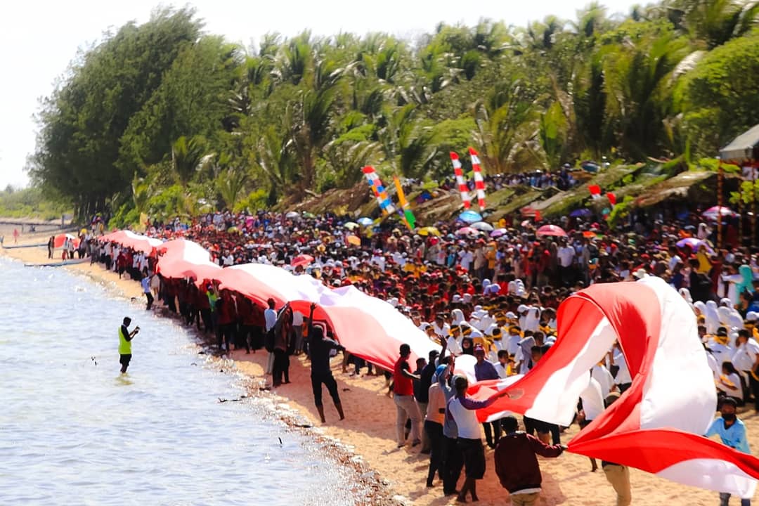 Uchy24Al's tweet photo. FESTIVAL PESONA METI KEI 2019 🇲🇨

Goyang Meti Kei kurang lebih 3000 orang &amp; Pembentangan Bendera Merah Putih 450 meter

📷 KEI SEDJANG

#FPMK2019
#BadanPromosiPariwisataMalukuTenggara
#ILoveKei

#ayokepulaukei #keiislands #keiisland #malukuislands https://t.co/V99CfyKuVl