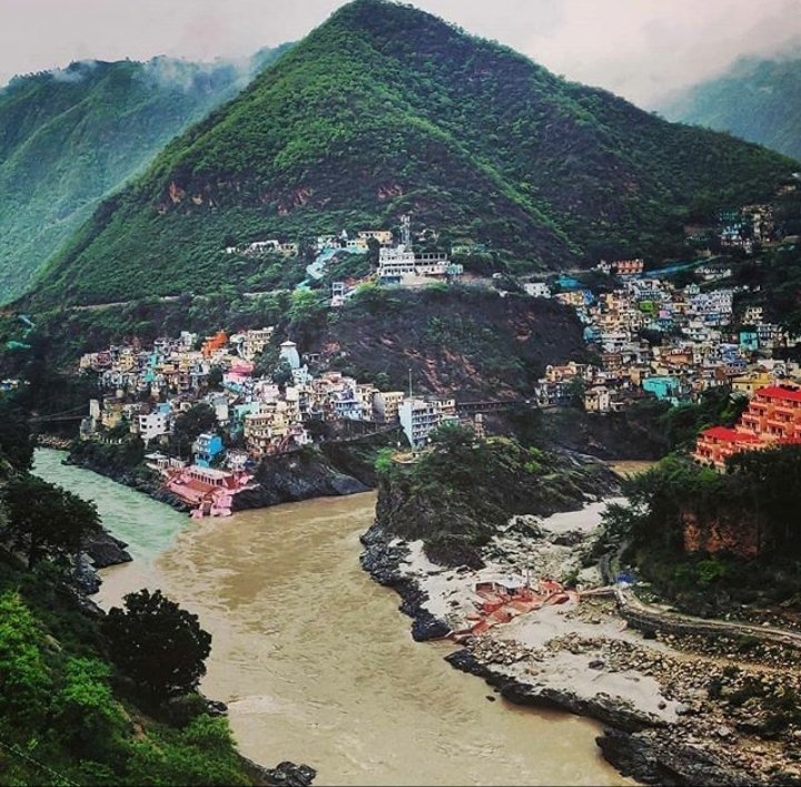 DEVPRAYAG - One of the most beautiful place in Uttarakhand where you will find all the travellers and trekkers and tourists halt and click pictures of the amazing formation of Ganges by the combination of #alaknandariver and #bhagirathiriver. #devprayag