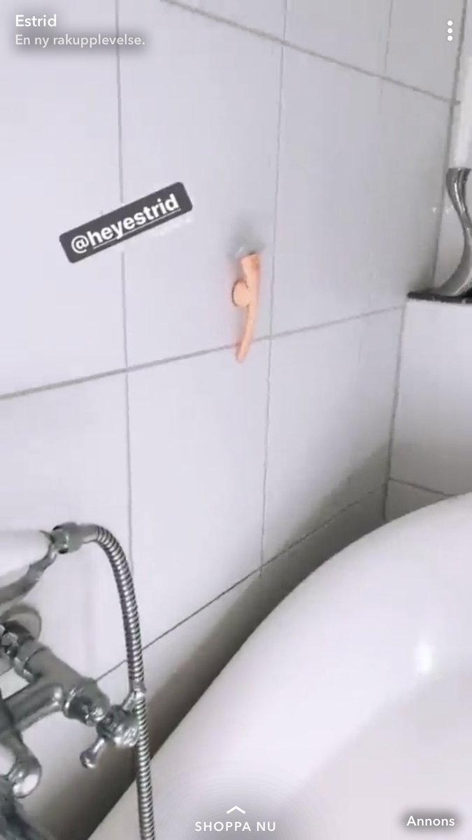 Tror alltid att det är en snopp som hänger på väggen när man snabbt klickar förbi den här reklamen