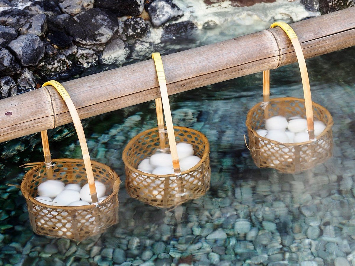 行く鳥の 草津温泉の温泉卵 白根山麓の 草津温泉 で硫黄泉に漬けた 温泉卵 を食べる 行く鳥の 草津温泉の温泉卵 白根山麓の 草津温泉 で硫黄泉に漬けた 温泉卵 を食べる