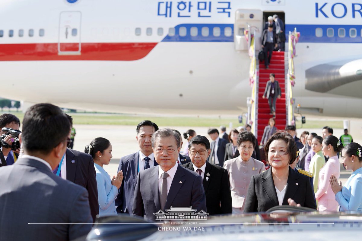 문재인 대통령과 수행단이 아세안 관련 정상회의가 열리는 태국 방콕에 도착했습니다. 돈무앙 군공항에는 태국 주린 부총리 부부, 의전부국장, 이욱헌 주태국 대사 부부, 임성남 주아세안대사가 대통령을 영접했습니다. 대통령은 오늘부터 사흘간 태국에 머무르며 다자간외교 일정 등을 이어나갑니다.
