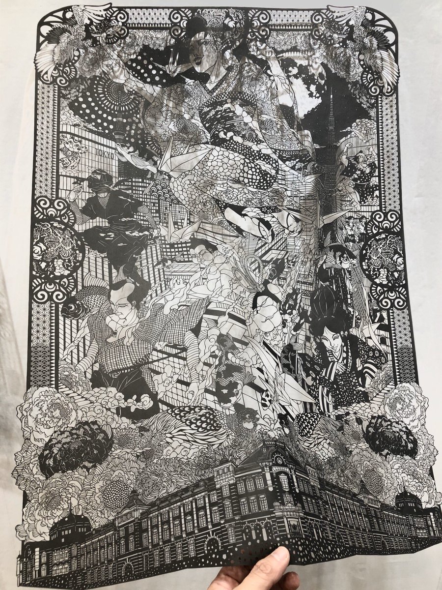 "Je découpe les lignes qui capturent les êtres vivants en mouvement, et je les expose de manière délicate et dynamique.
Normalement le papier ne provoque aucune sensation de mouvement, cependant en ajoutant la technique de la découpage, cela devient une créature vivante."