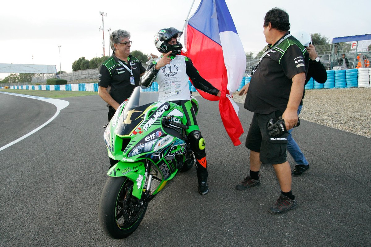 teammotofans's tweet photo. Título nacional para #MaxiScheib y el @KawasakiPalmeto https://t.co/NAneePzoDf @rfme_cev @circuitodejerez 🏁🏁🏍️🏆🥇🏁🎱🇨🇱 @Kawasaki_Espana @RaceKawasaki @yiyodorta @rfme_oficial https://t.co/SnDJNMmYog