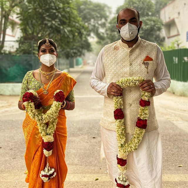 Getting hitched in this deadly smog. @nikita_balasubramanian and @waynemj1 
#tamilbride #tamilweddingideas #tamilwedding #viral #smog #delhi #mask #wedding #wedmegoodsouth #canon #delhismog #smogdelhi #twostates #mumbai #weddingphotography #shotoniphone