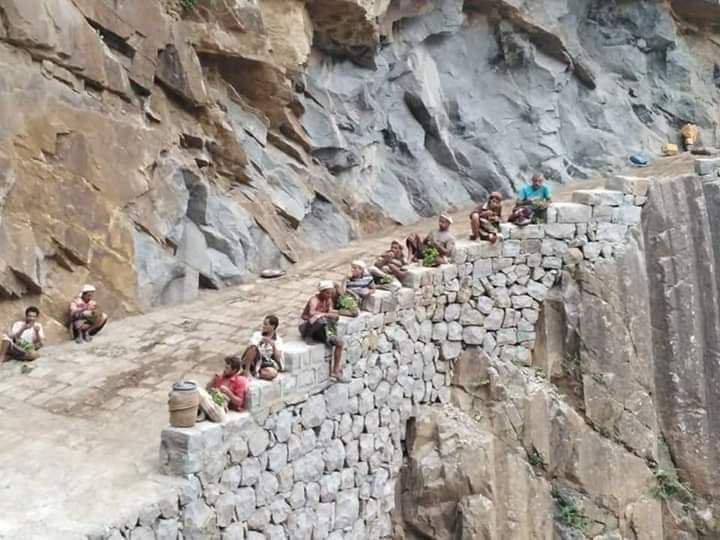 Yemen24's tweet image. A very rough &amp;amp; rugged terrain has been turned into a passable road for vehicles &amp;amp; people alike. This was fully done by locals in #Raymah province, incl. planning, financing, all the way down to execution. This defines best who #Yemen-i people are &amp;amp; what things they can achieve.