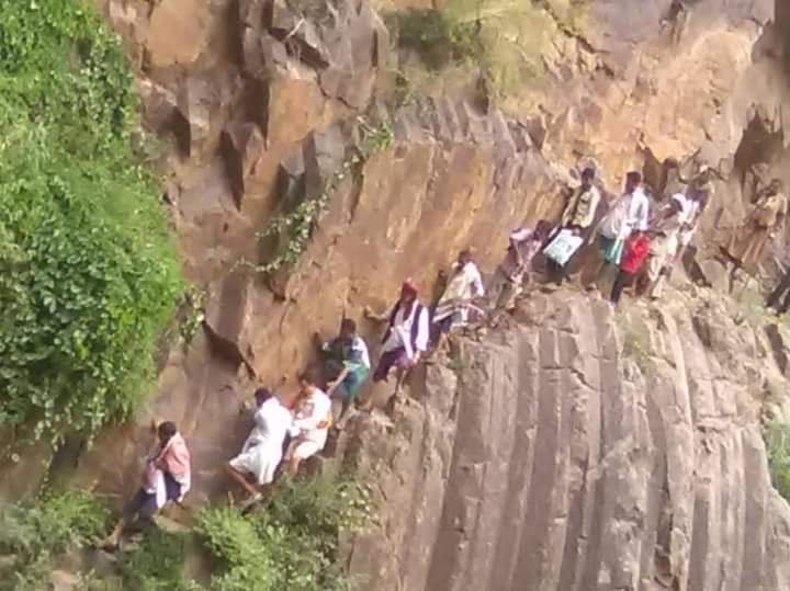 Yemen24's tweet image. A very rough &amp;amp; rugged terrain has been turned into a passable road for vehicles &amp;amp; people alike. This was fully done by locals in #Raymah province, incl. planning, financing, all the way down to execution. This defines best who #Yemen-i people are &amp;amp; what things they can achieve.