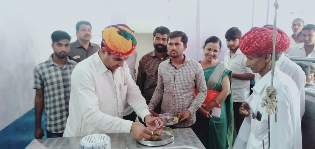 RamlaljatINC's tweet photo. महिला दुग्ध उत्पादक सहकारी समिति लि. भीमलत (बी) के सदस्यों को दर अन्तर (बोनस) राशि वितरण एवं नवनिर्मित भवन, बल्क मिल्क कूलर के उद्घाटन समारोह के दौरान।

चैनपुरीया, दुग्ध उत्पादक सहकारी समित��� लि. के सदस्यों के मध्य दर अन्तर (बोनस) राशि वितरित की गयी।
#Rajasthan
#SarasDairyBhilwara https://t.co/4rJGzNPtOb