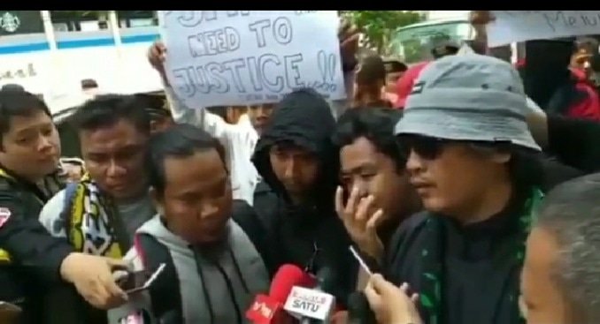 Ketika hati berkata raga akan bertindak...
Panggilan jiwa tak kenal ruang dan waktu...
Semoga di aksi mendatang lebih banyak yang bergabung karena kita tetap istiqomah meneriakan suara suporter...
#SuporterIndonesiaBermartabat