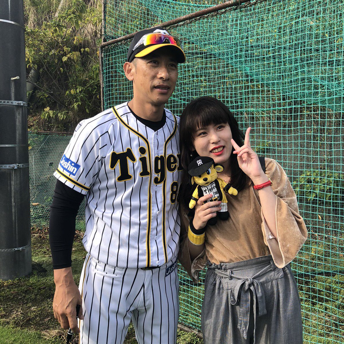 阪神タイガース 矢野監督がサブグラウンドで即席サイン写真会を開きました 阪神タイガース 秋季キャンプ 安芸