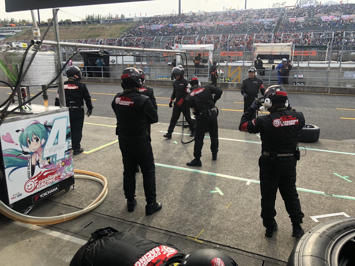 reporter_e's tweet photo. Preparing for the pitstop. #fightgsr #supergt https://t.co/q817gbQofy