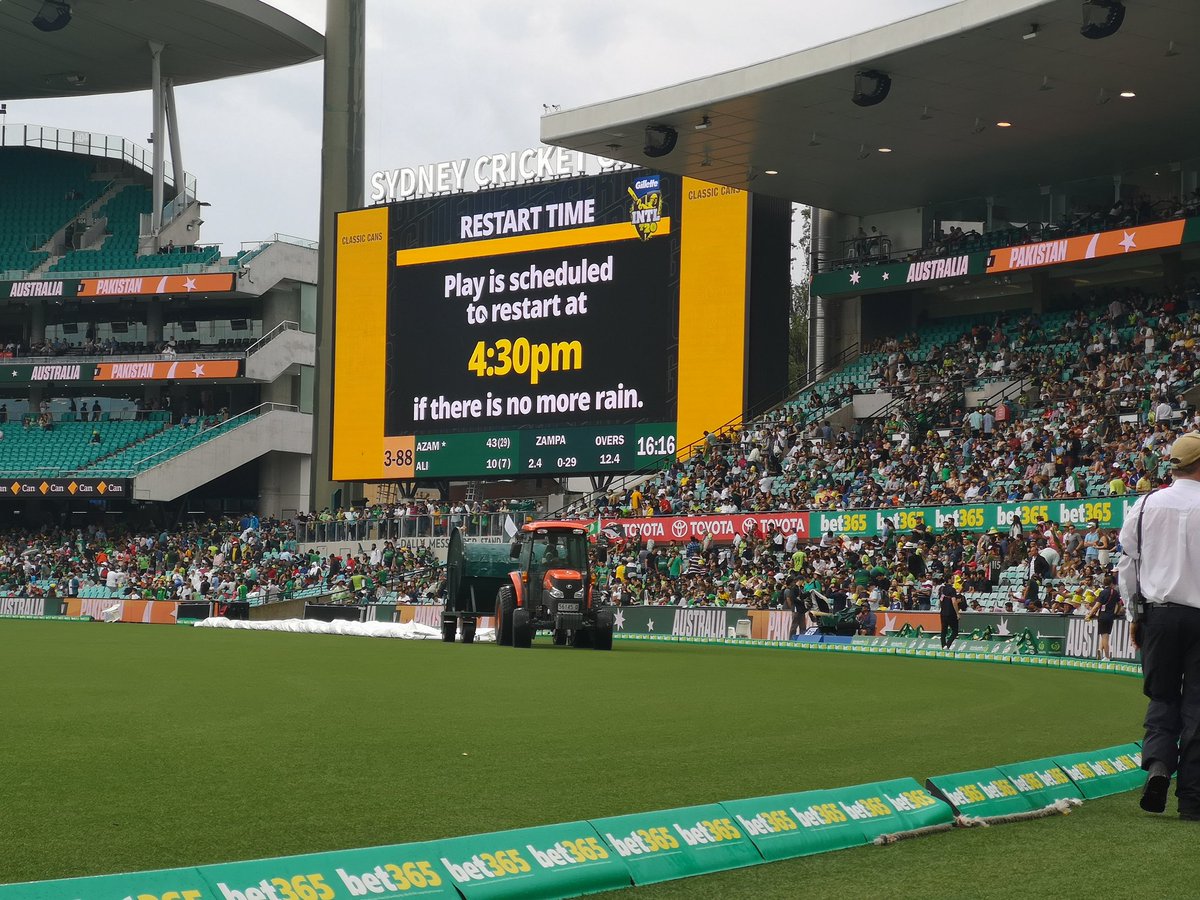 SportsConn3ct's tweet photo. Match restarting in 11 minutes 
#ausvpak #scg https://t.co/ZN5F7UFZZb