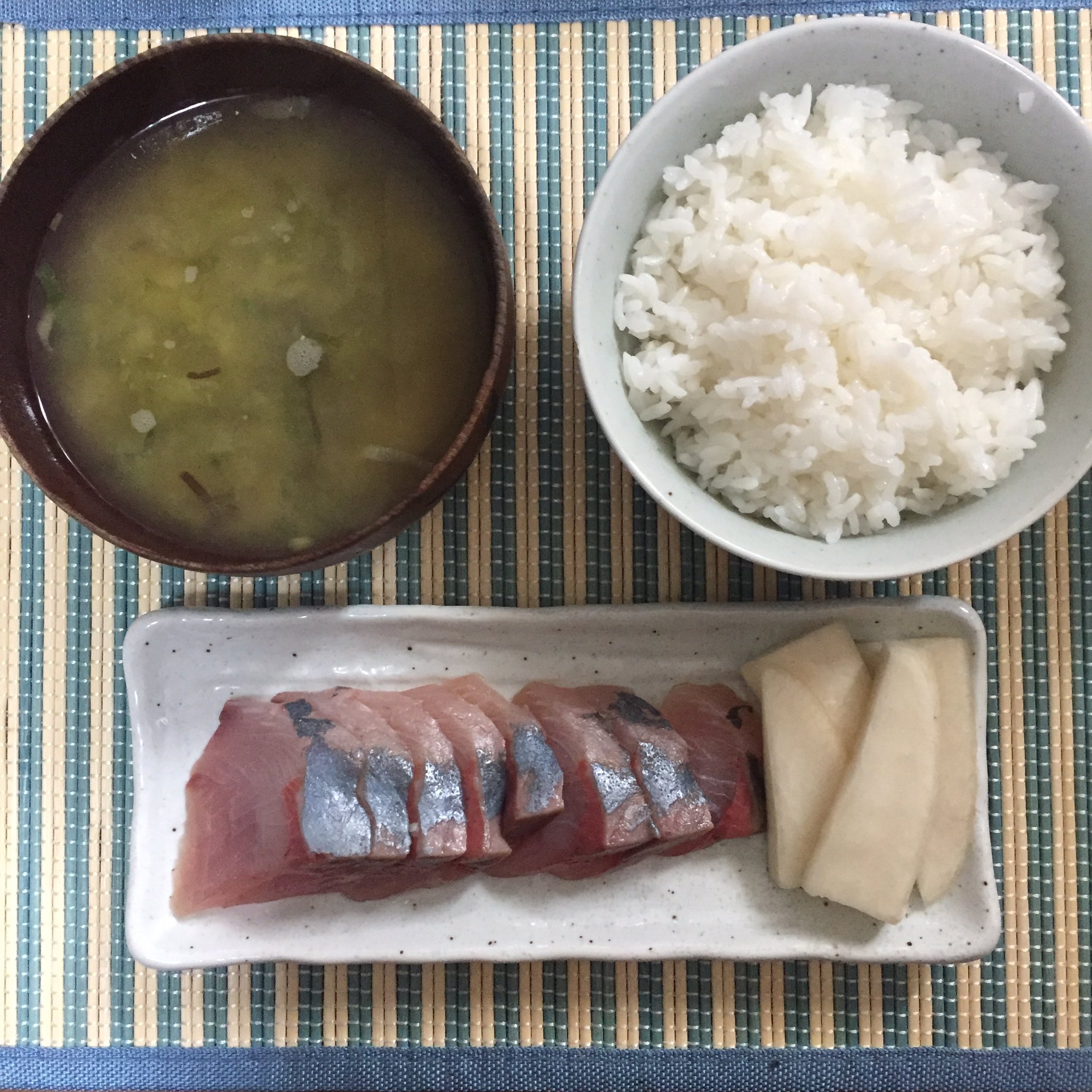 大丈夫おばさん Twitter પર 今日のお昼は 昨日の残りの いなだのお刺身 と 大根のぬか漬け よ お昼からお刺身 なんて なかなか無いわね フフッ 脂がのって美味しかったわ 大根のぬか漬けもしっかり漬かっていたわ 大丈夫おばさん 昼食 いなだ 刺身