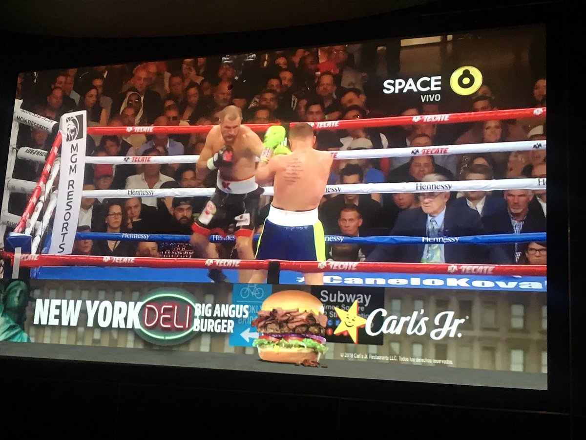 Aquí, viendo el box y dándome cuenta de que es como el matrimonio: muchos guamazos y, de vez en cuando, un abrazo.