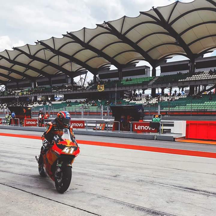 TourismMalaysia's tweet photo. Congratulations @BradBinder_41 @RedBull_KTM_Ajo #VisitMalaysia2020 on podium again. Yeeehaaaaa.. 👏👏

#VisitMalaysia2020 #VM2020 #malaysiangp #motogp #MalaysiaTrulyAsia https://t.co/vc6Qn5Yuf1