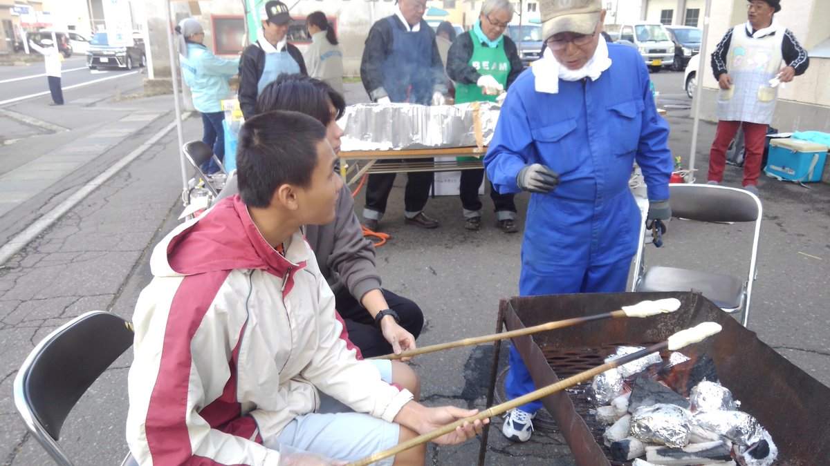 青森中央学院大 青森中央短期大学地域連携 横内市民センター祭りで 留学生が餅つき 棒パン作り等を体験させていただきました 青森中央学院大 青森中央短期大学地域連携 横内市民センター祭りで 留学生が餅つき 棒パン作り等を体験させていただきました