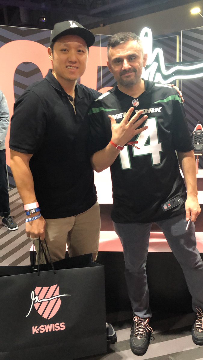 Warren_Tseng's tweet photo. Thanks for the pep talk today 🔥 @ComplexCon @garyvee #savemoney #garyvee #ComplexCon https://t.co/Mgga4v5lfT