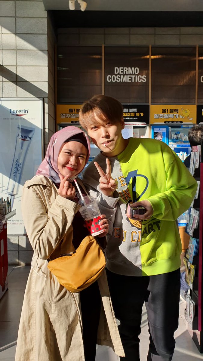 syif_628's tweet photo. GUESS WHO I MEET WITH ?
SUPER JUNIOR SUNGMIN ! 
SJ member who i love the most after kyuhyun and donghae ! He is so kind ㅠㅠ and i'm crying after takes this photos❤ https://t.co/HJ7dcCSGCV