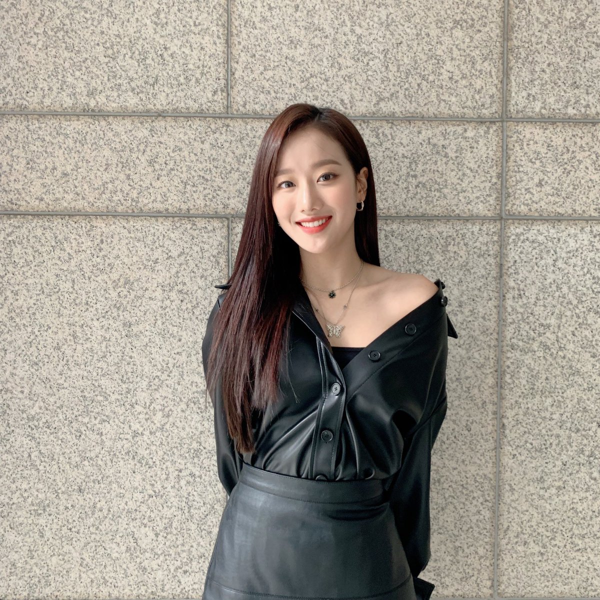 APRIL_DSPmedia's tweet photo. [#나은]
오늘은 낭니가요 하는 날🎵
파인에플의 마음을 훔치러 온 블랙 나은이와 함께해요🖤

#APRIL #에이프릴 #SBS #인기가요 #낭니가요 https://t.co/gU2x075BCO