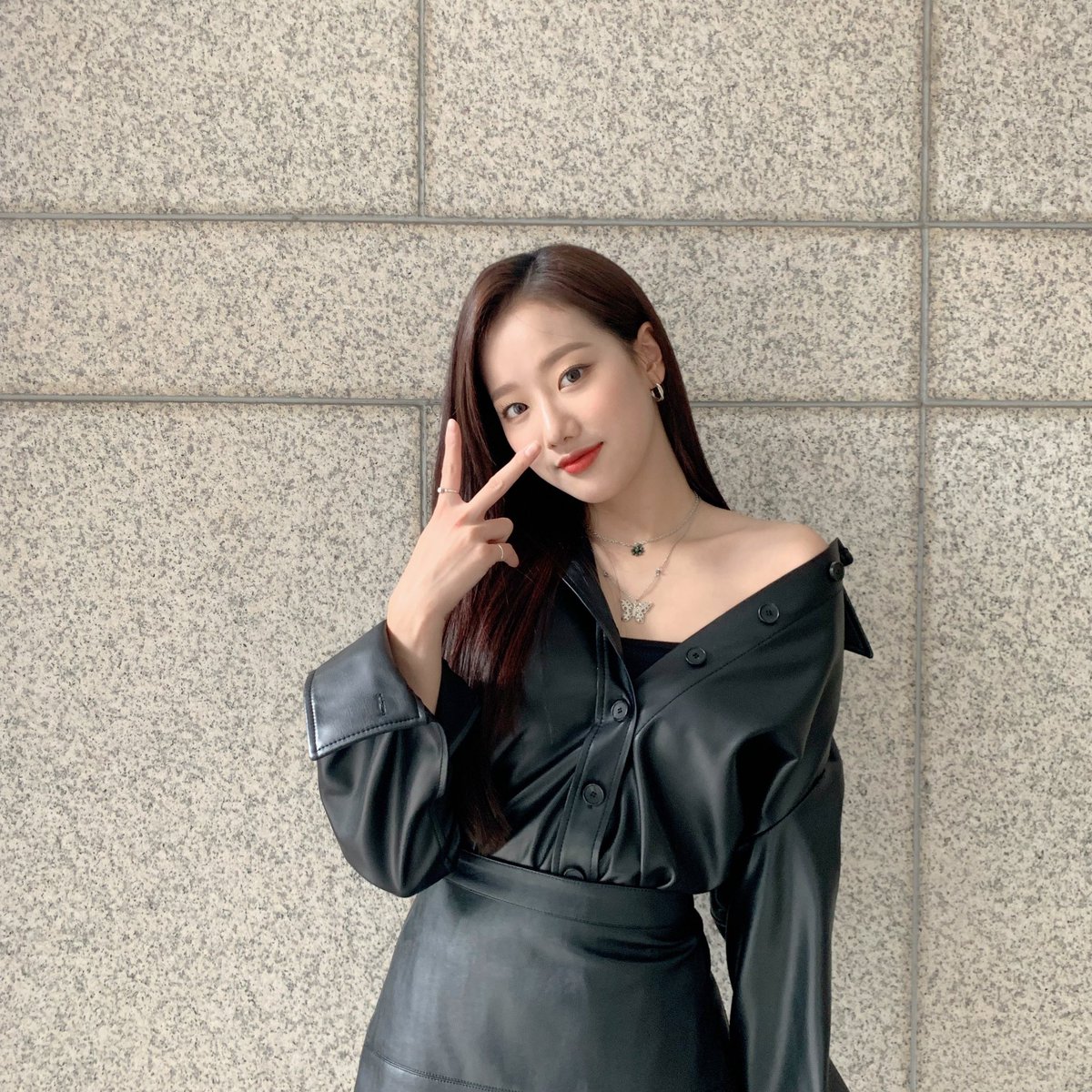 APRIL_DSPmedia's tweet photo. [#나은]
오늘은 낭니가요 하는 날🎵
파인에플의 마음을 훔치러 온 블랙 나은이와 함께해요🖤

#APRIL #에이프릴 #SBS #인기가요 #낭니가요 https://t.co/gU2x075BCO