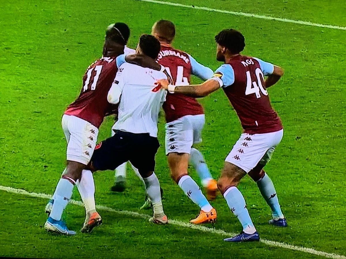 Durban_Red's tweet photo. How did the Ref not see this and VAR dead quiet ,yet they spend 5+ min trying to manipulate Bobby offside earlier truly fascicle https://t.co/wQvPYQLyAu