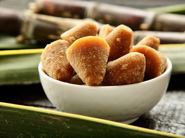 Yoga teacher tells me gur, or jaggery, is a superfood against pollution. Flushes out toxins from lungs and liver. Workers in polluting industries apparently carry chunks of gur.
Didn’t know about this. Googled. Seems it’s true.
#DelhiAirEmergency #DelhiPollution #DelhiBachao