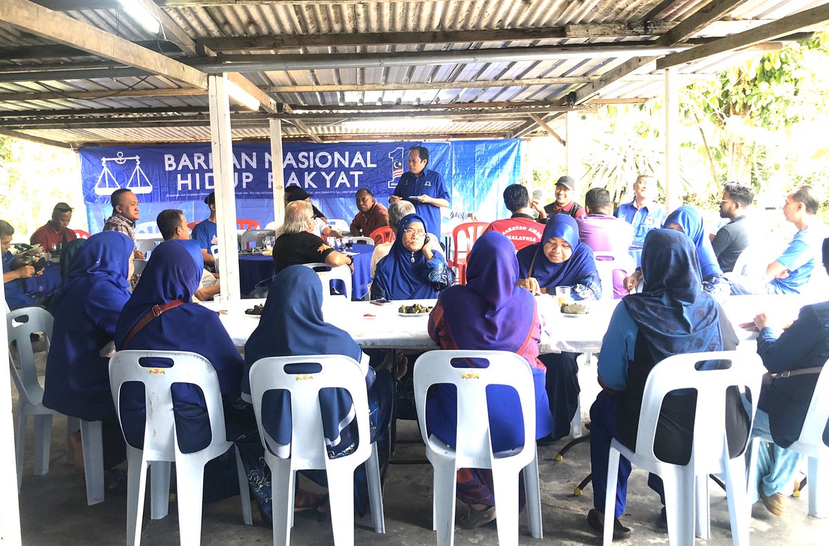 ahmadmaslan's tweet photo. Naik motorsikal
#Honda EX5
Kempen PRK #TgPiai
#ZiarahKasih, ceramah kelompok & anak2 muda berkumpul di #PekanNanas
Dari #Pontian ke Pekan Nanas,
Singgah #Serkat membeli sari;
Pakatan Harapan makin panas,
Dimarahi #rakyat setiap hari. https://t.co/DeVLdG1N7e